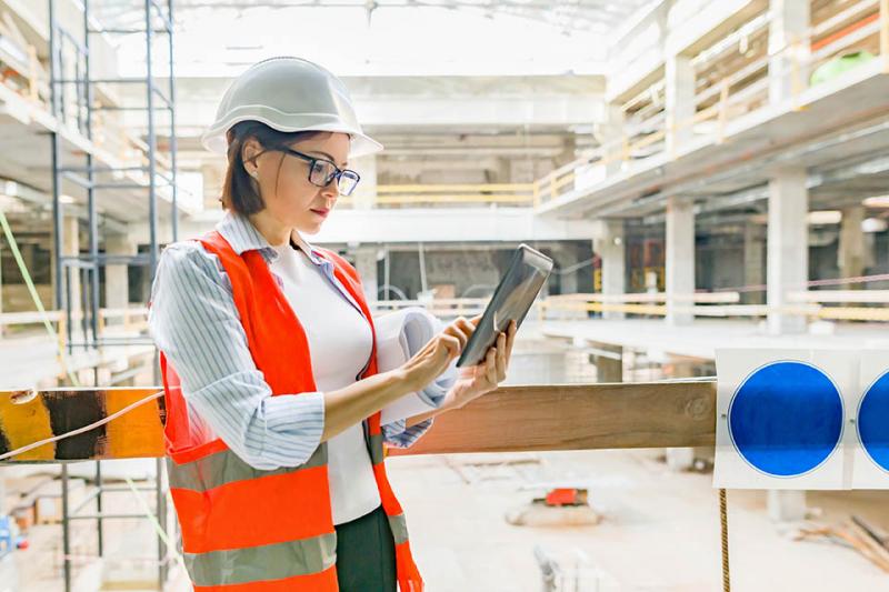 Technologue et technicienne en génie industriel