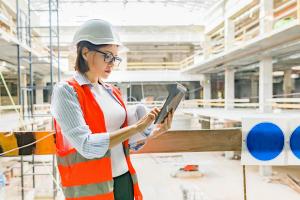 Technologue et technicienne en génie industriel